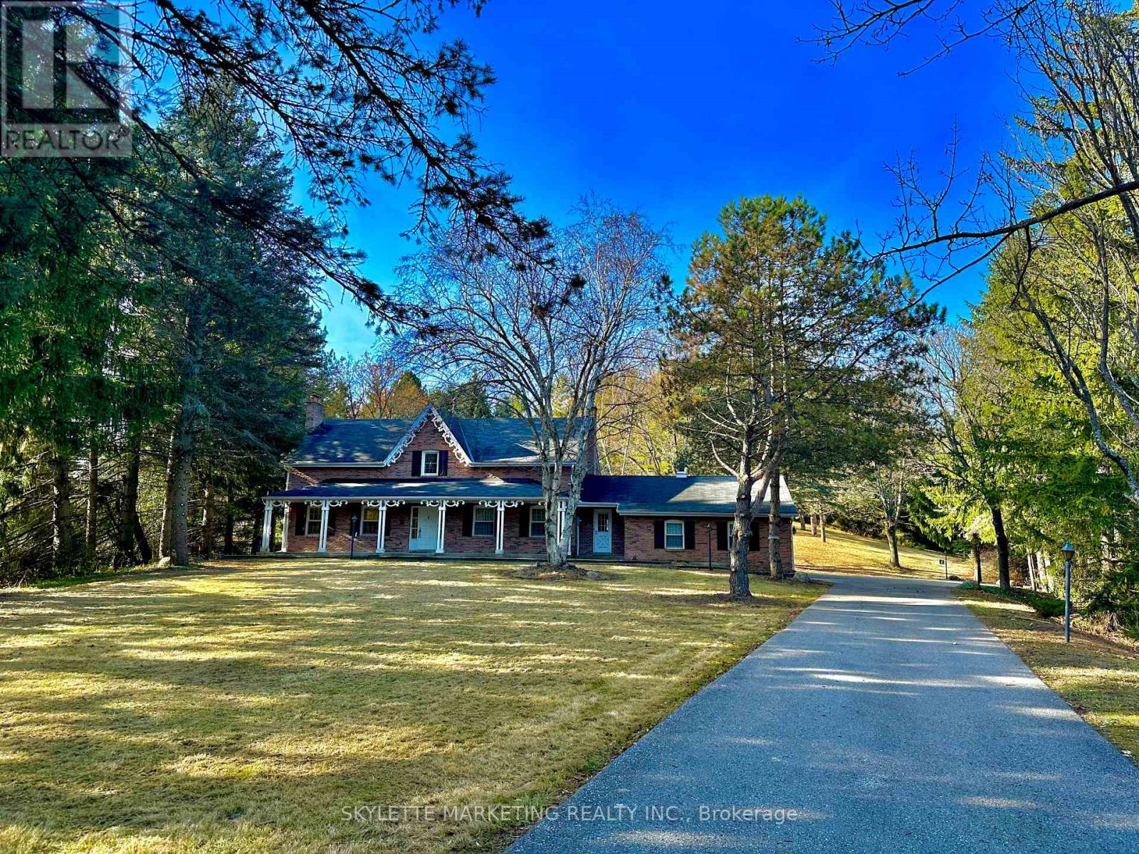 8 BLUE GRASS DRIVE, Aurora, Ontario