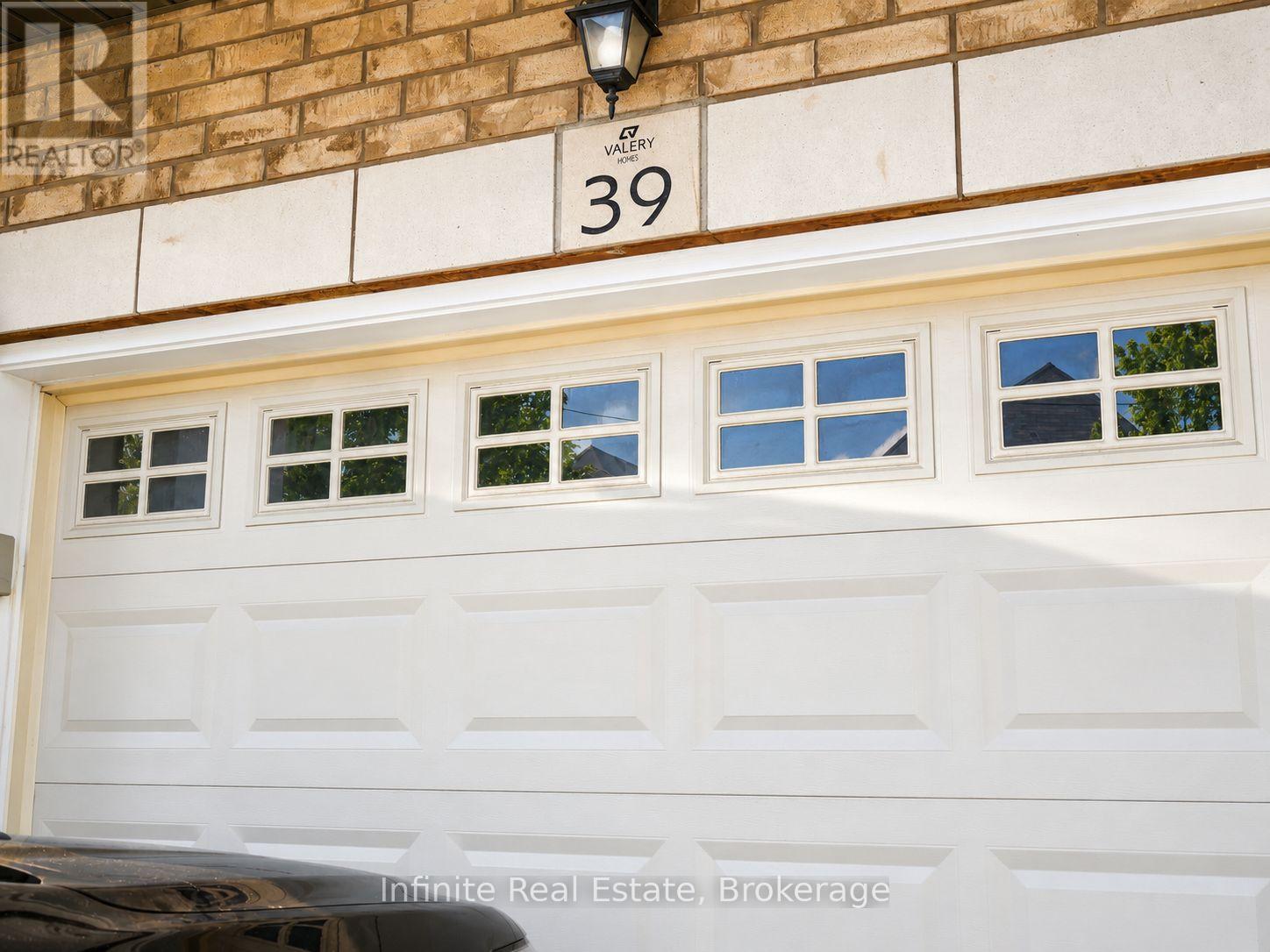39 Lola Crescent, Brampton, Ontario  L7A 0A8 - Photo 4 - W13486564