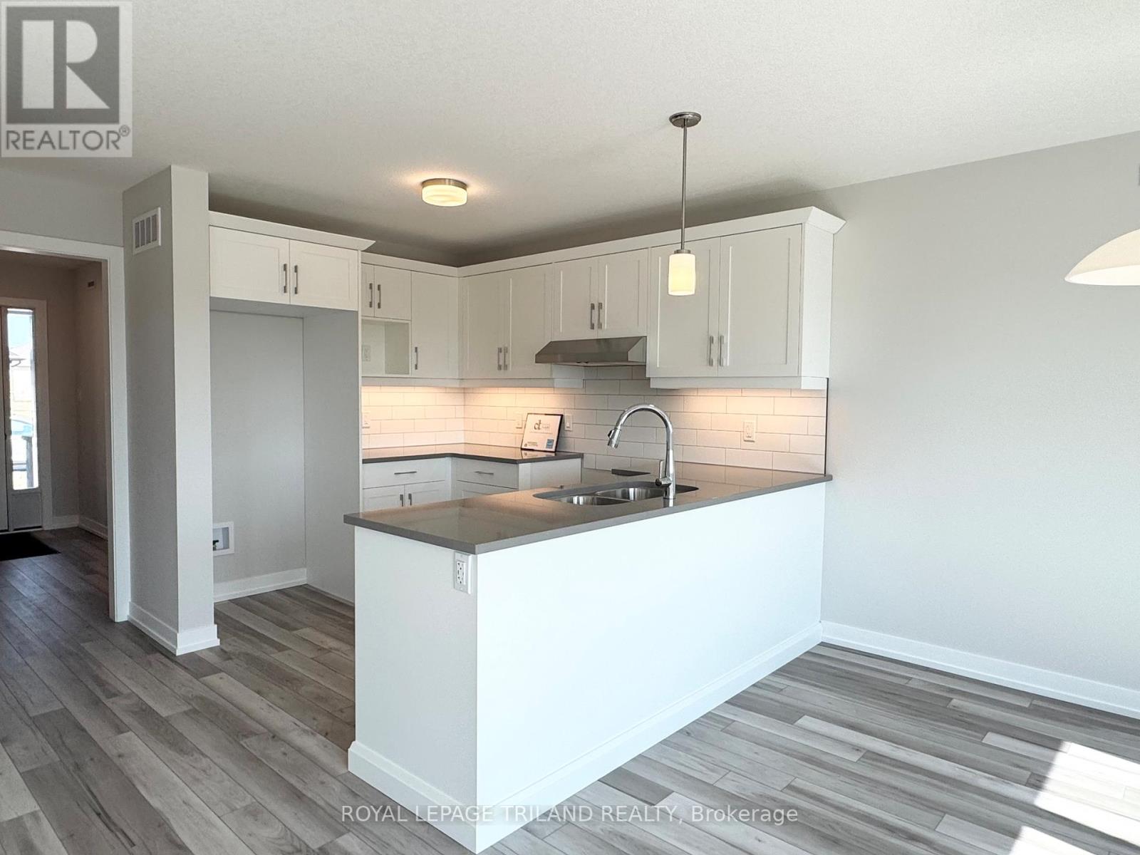 33 Harrow Lane, St. Thomas, Ontario  N5R 0P3 - Photo 2 - X12641678