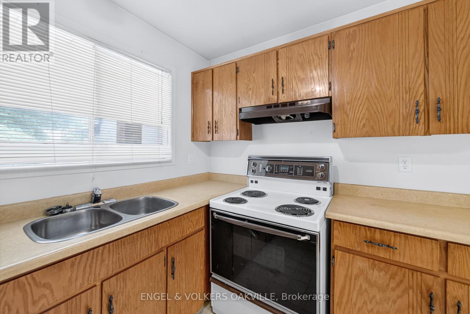 2463 Colter Court, Mississauga, Ontario  L5L 3K7 - Photo 18 - W13501008