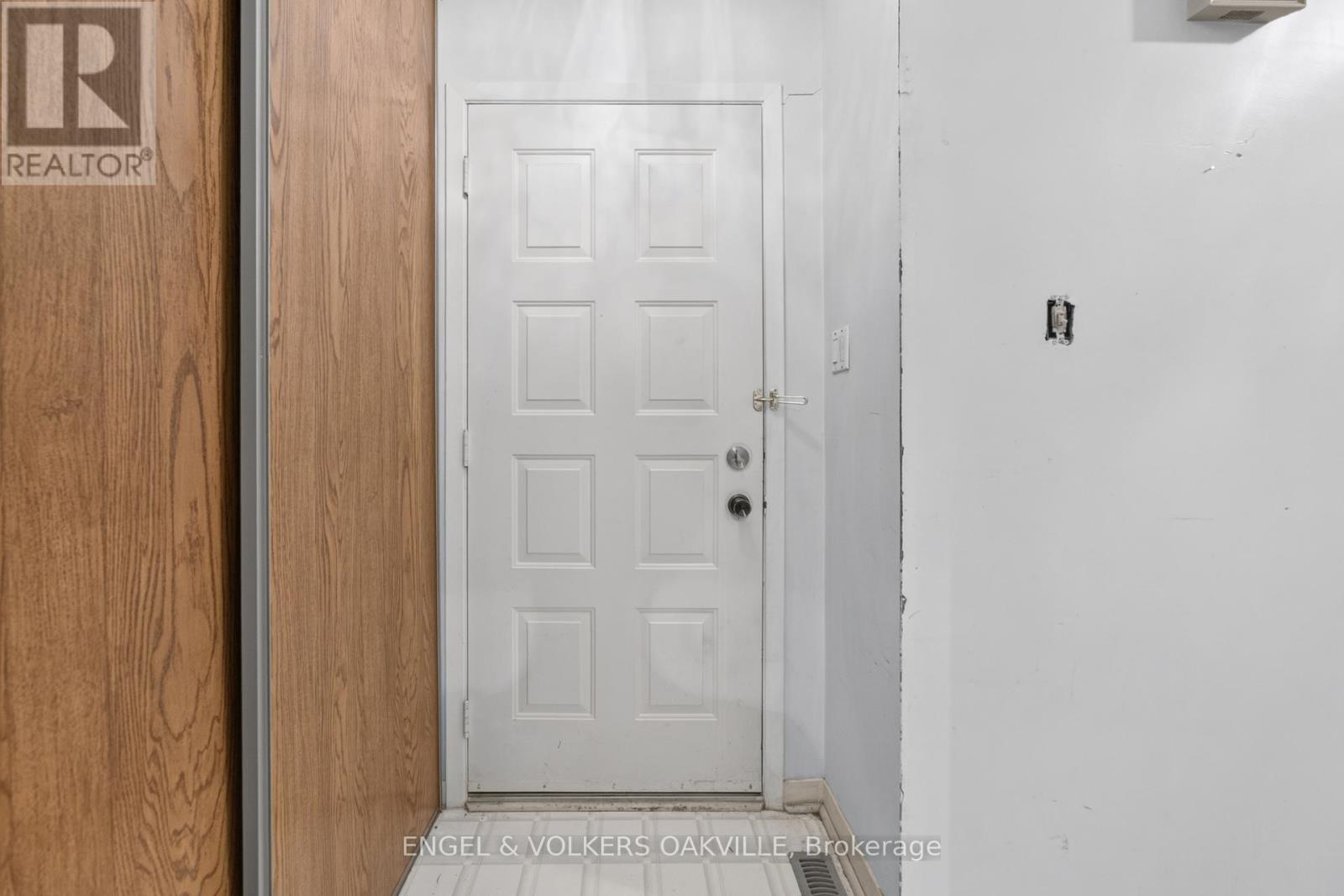 2463 Colter Court, Mississauga, Ontario  L5L 3K7 - Photo 7 - W13501008