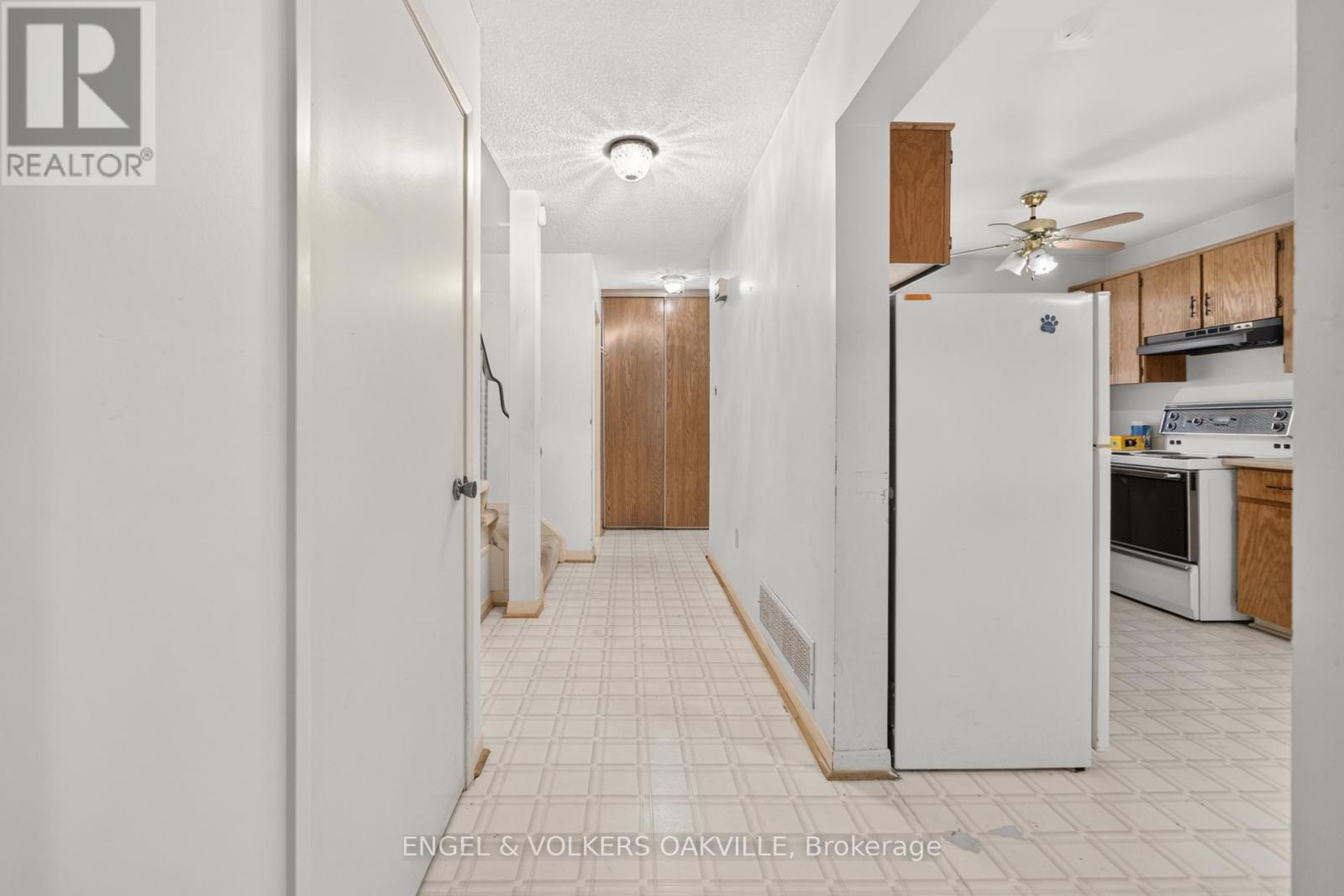 2463 Colter Court, Mississauga, Ontario  L5L 3K7 - Photo 8 - W13501008