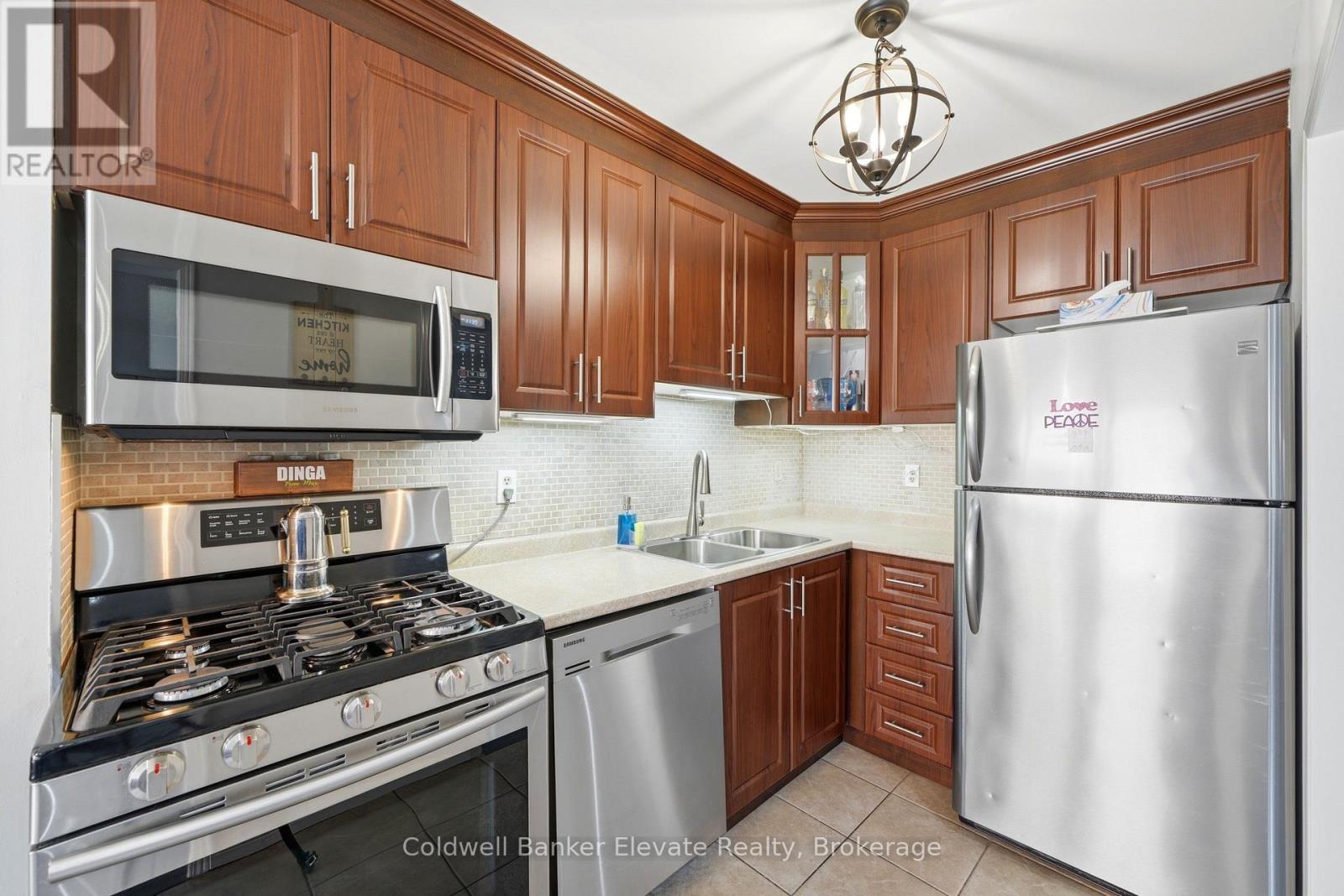 22 Goldenlight Circle, Brampton, Ontario  L6X 4N6 - Photo 10 - W13501050