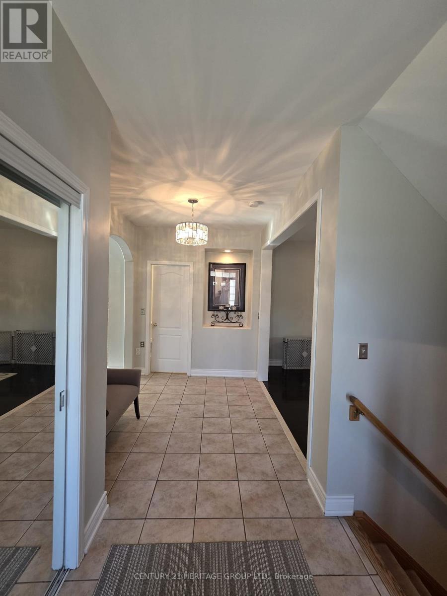 52 Brock Drive, Brampton, Ontario  L6P 1A2 - Photo 5 - W13501082