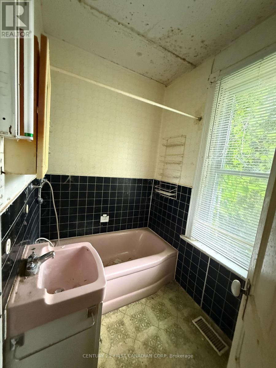 190 Church Street, North Middlesex, Ontario  N0M 1A0 - Photo 23 - X13501006