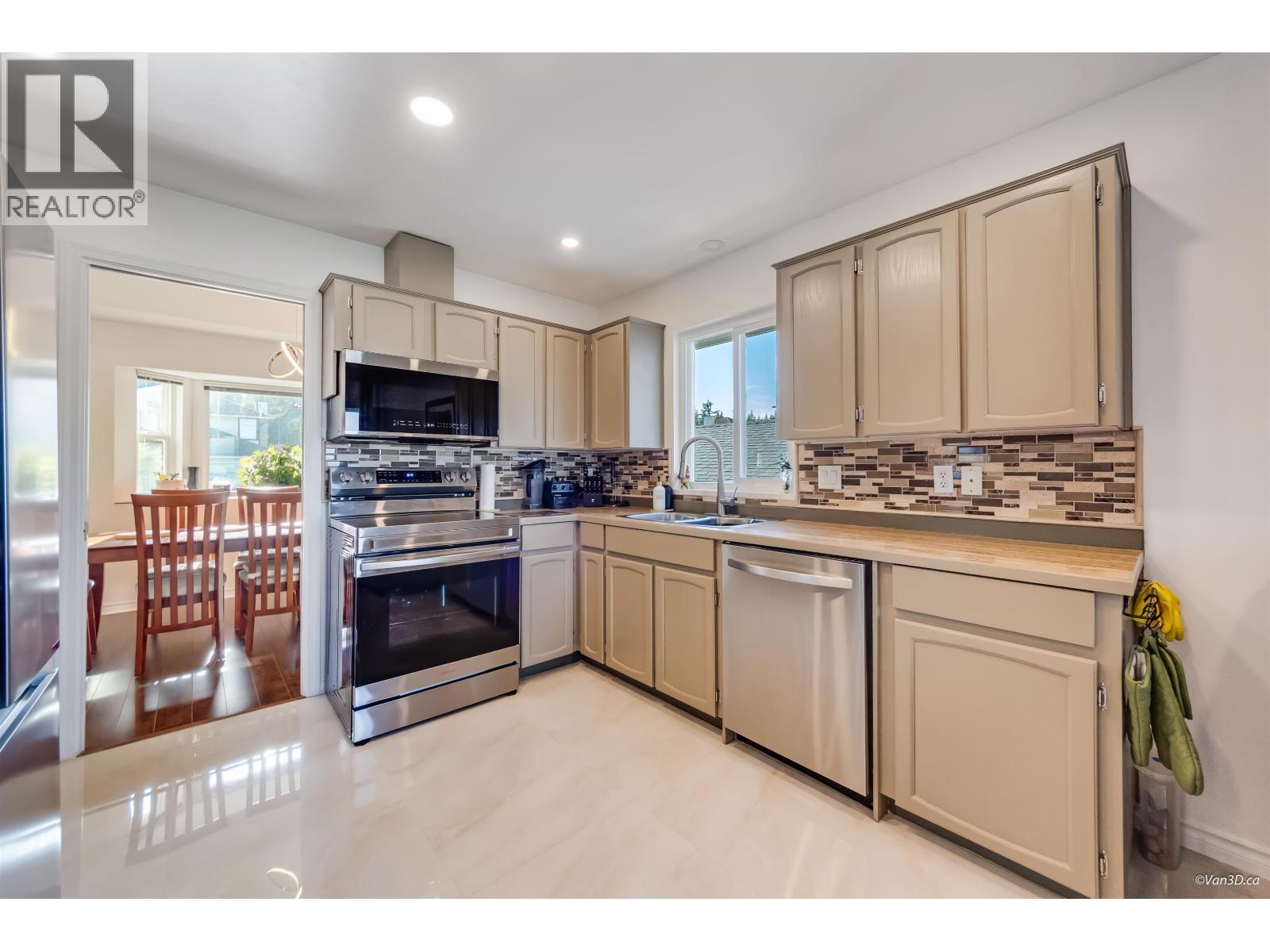 635 Lost Lake Drive, Coquitlam, British Columbia  V3C 5G4 - Photo 11 - R3140634