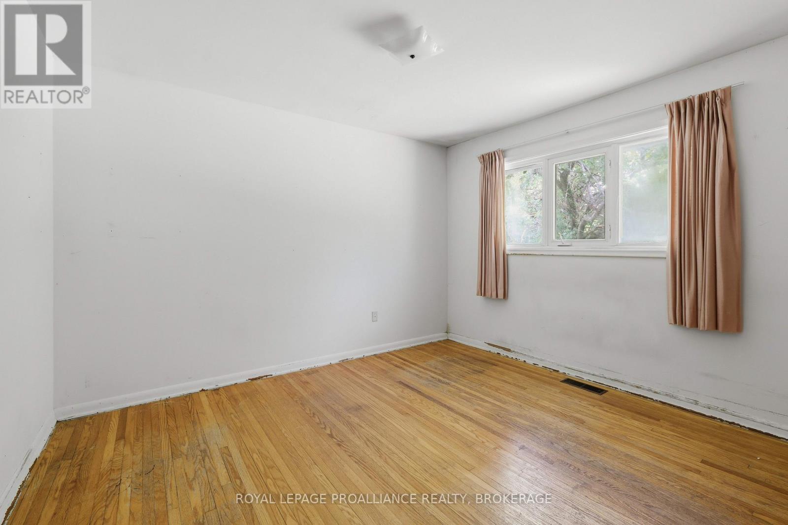 15 Park Crescent, Loyalist, Ontario  K7N 1L7 - Photo 11 - X13501660