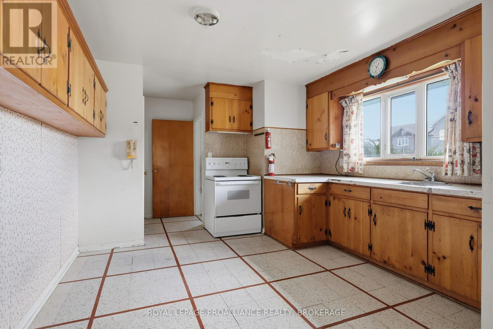 15 Park Crescent, Loyalist, Ontario K7N 1L7 - Photo 6 - X13501660