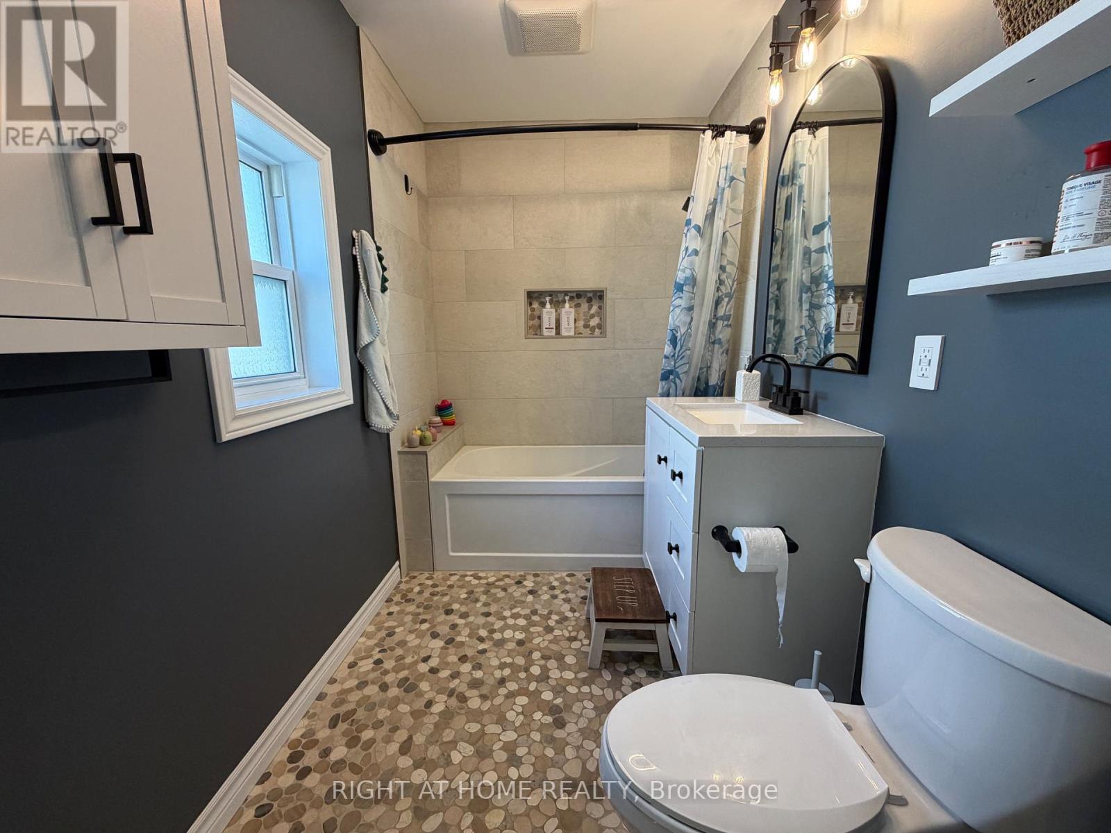 92 Main Street N, Halton Hills, Ontario  L7G 3E4 - Photo 17 - W13501456