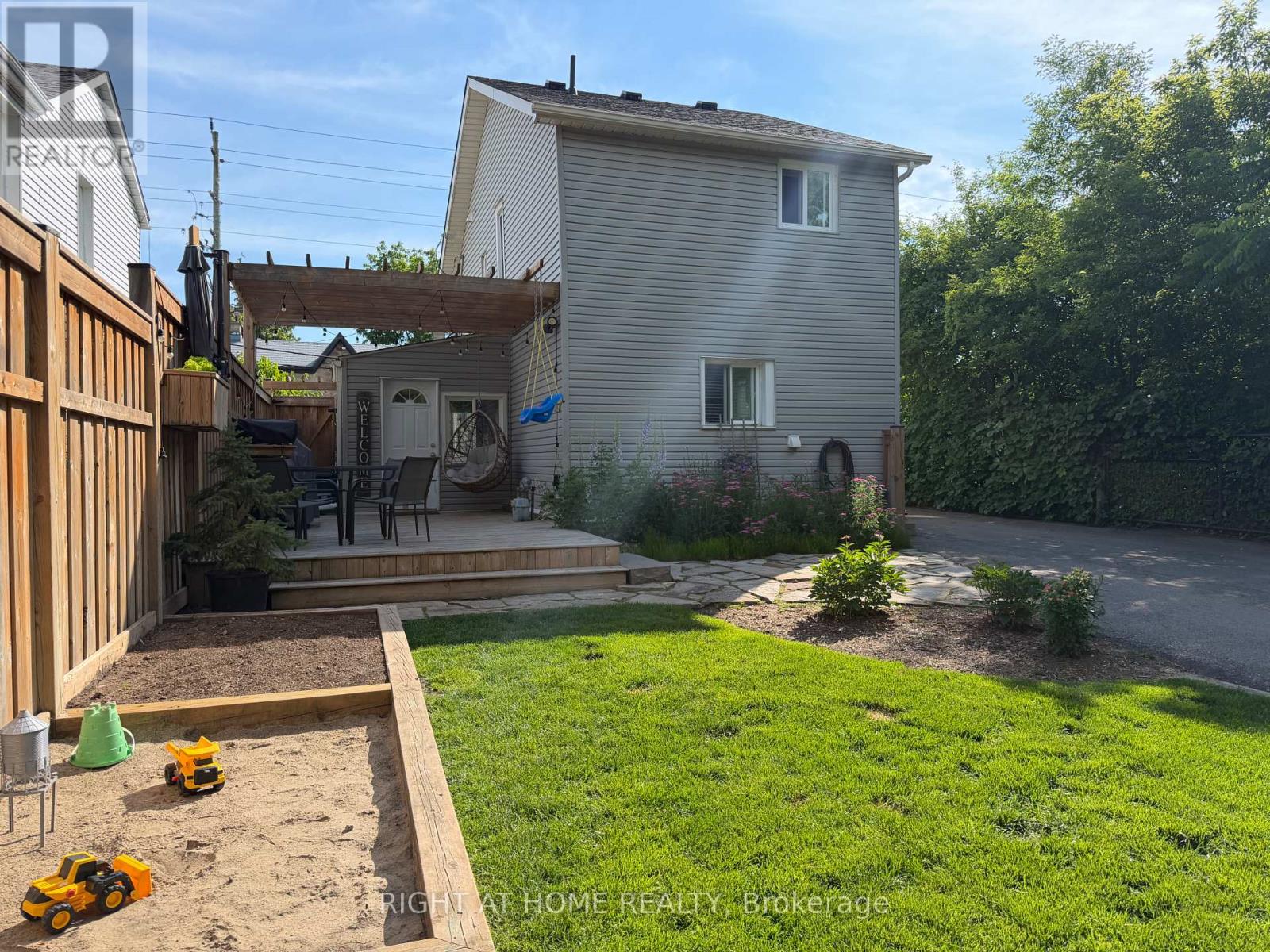 92 Main Street N, Halton Hills, Ontario  L7G 3E4 - Photo 4 - W13501456