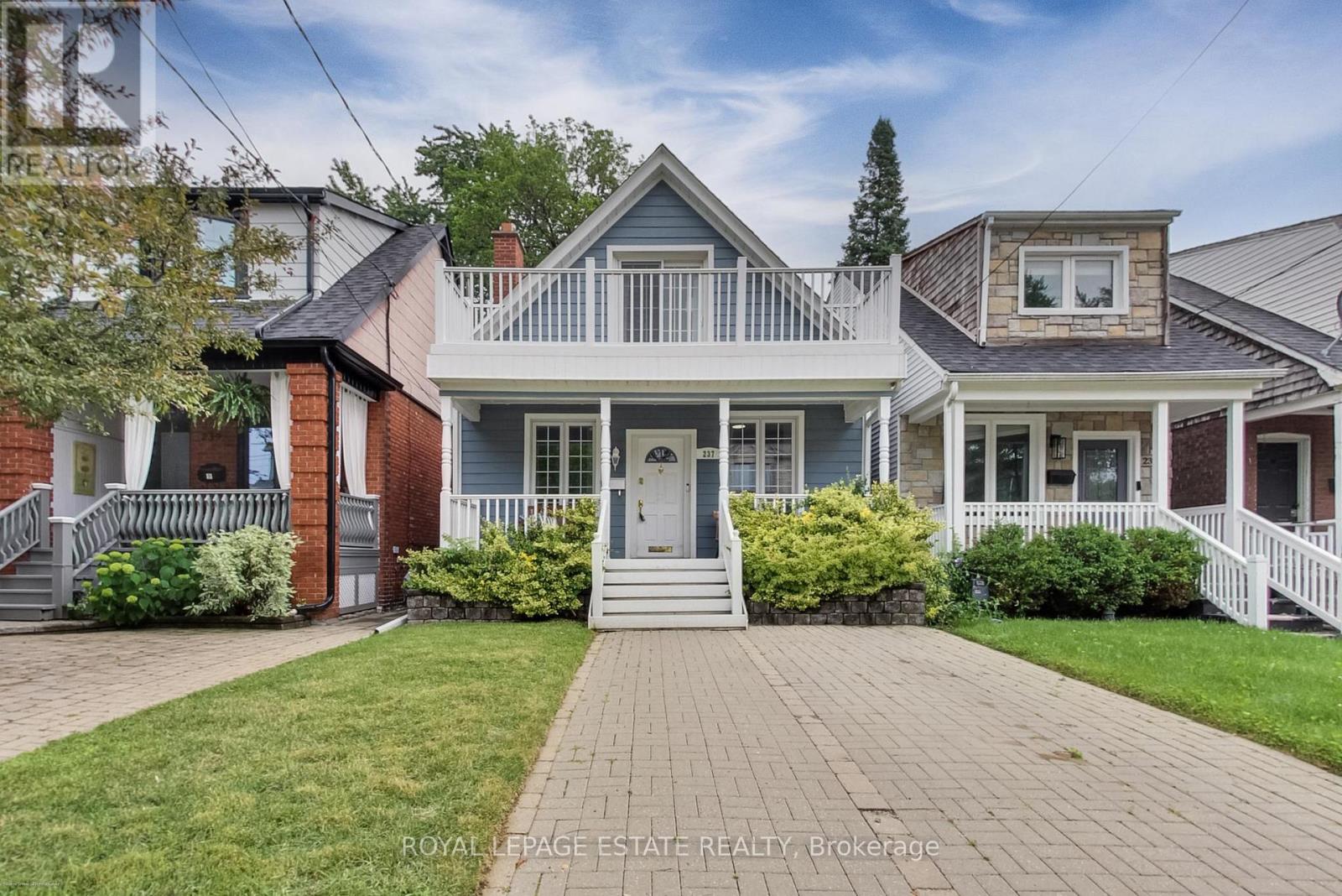 <div class="slider-price">$1,199,000</div><p>237 Glebemount Avenue, Toronto, Ontario</p>