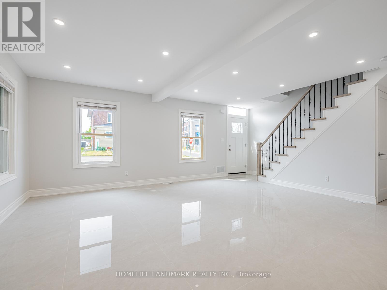41 Arnold Crescent, Richmond Hill, Ontario  L4C 3R6 - Photo 4 - N13497012