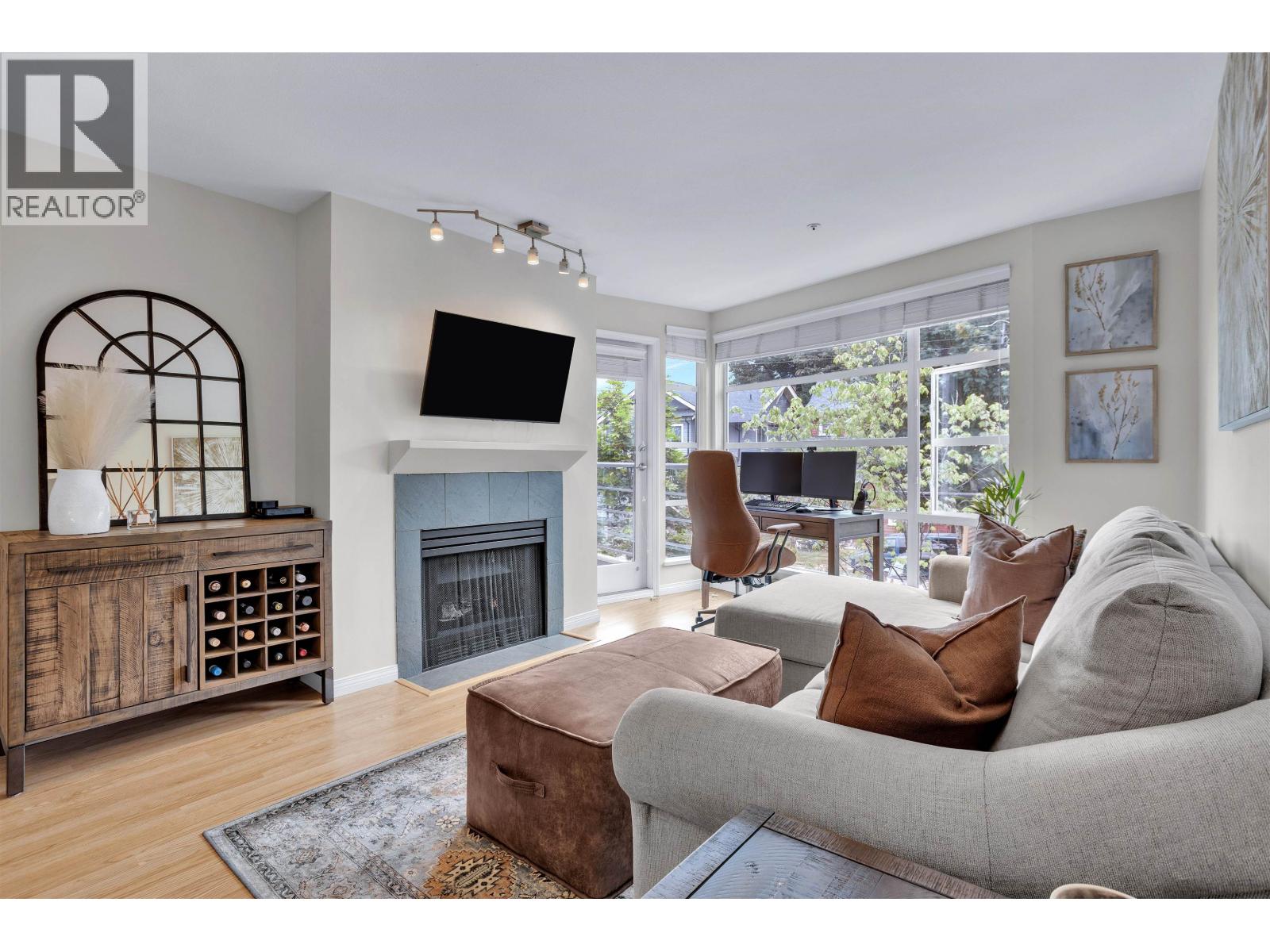 304 2525 W 4TH AVENUE, Vancouver, British Columbia