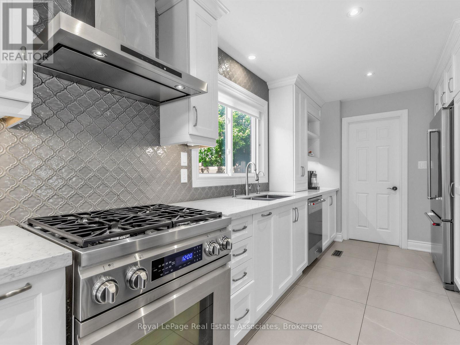 2441 Winthrop Crescent, Mississauga, Ontario  L5K 2A8 - Photo 9 - W13501574