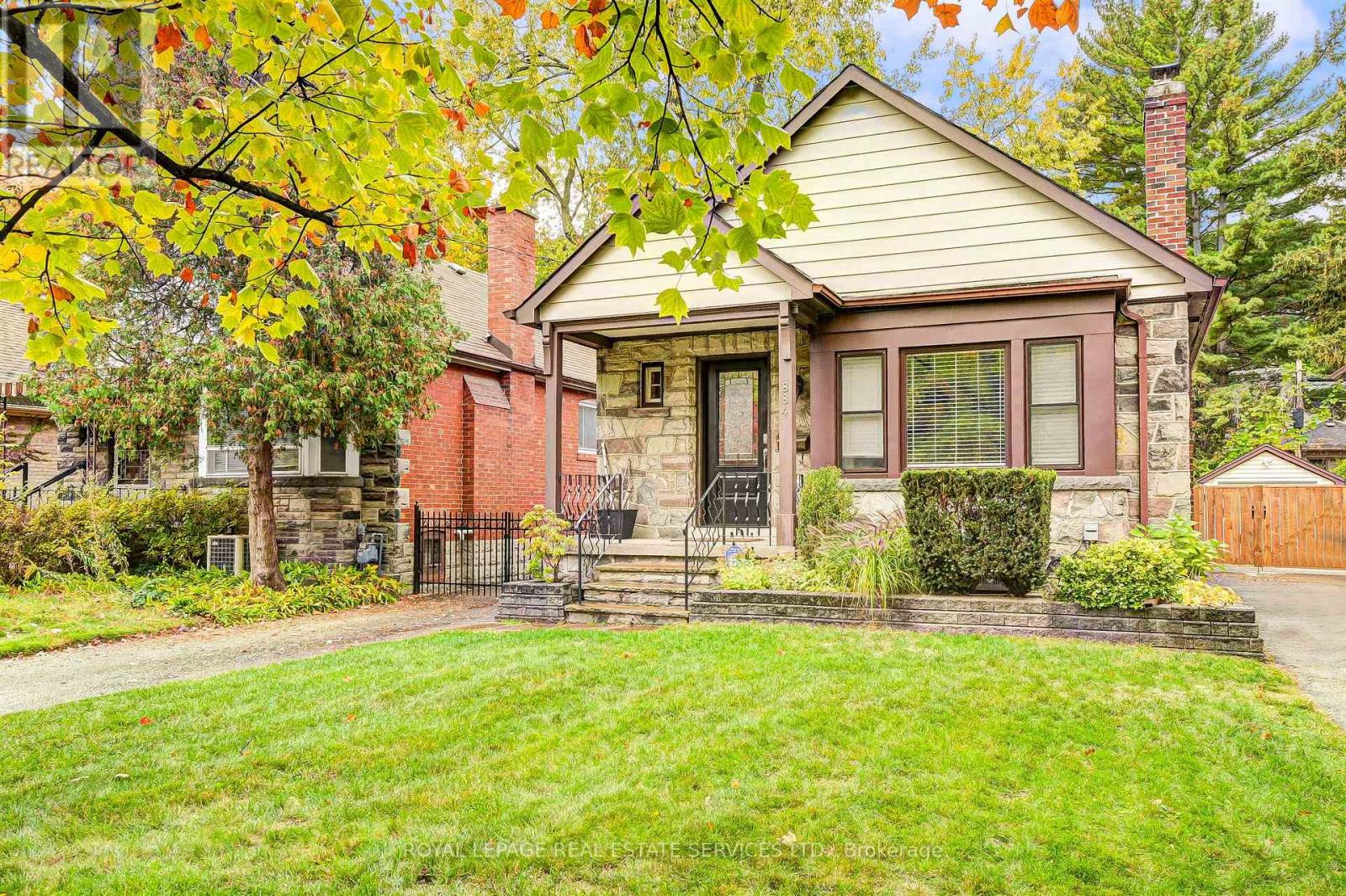 884 ROYAL YORK ROAD, Toronto, Ontario