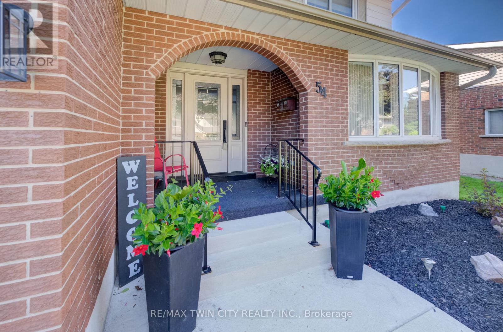 54 Stonegate Drive, Kitchener, Ontario  N2A 2Z1 - Photo 4 - X13501504