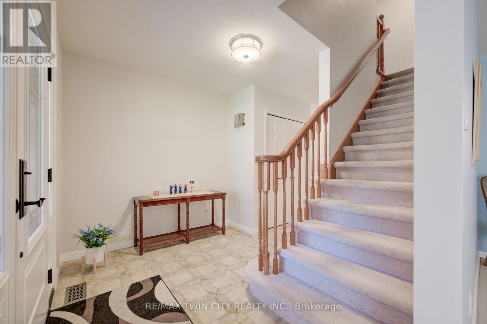 54 Stonegate Drive, Kitchener, Ontario  N2A 2Z1 - Photo 6 - X13501504