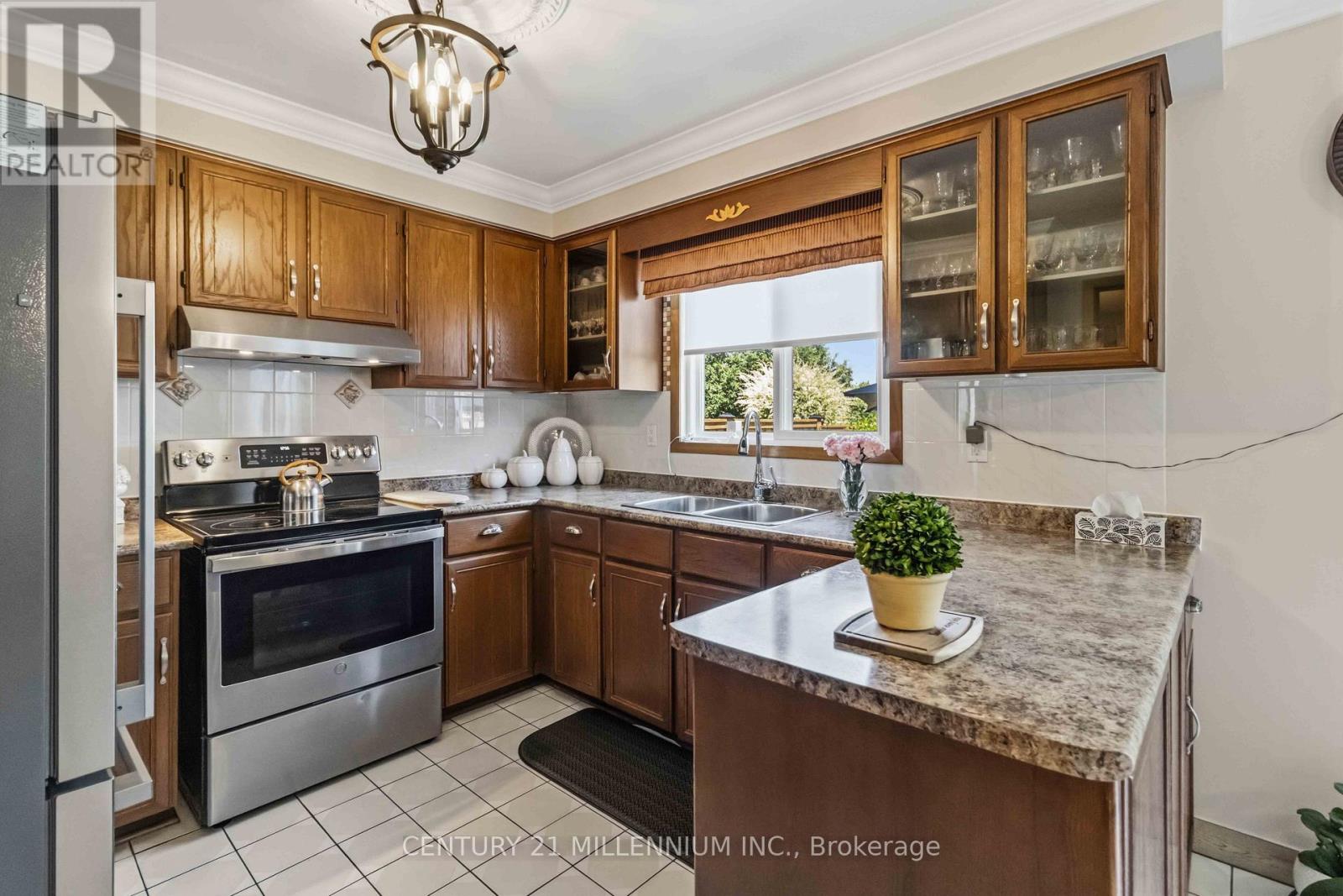 83 Sunforest Drive, Brampton, Ontario  L6Z 2W3 - Photo 9 - W13501838