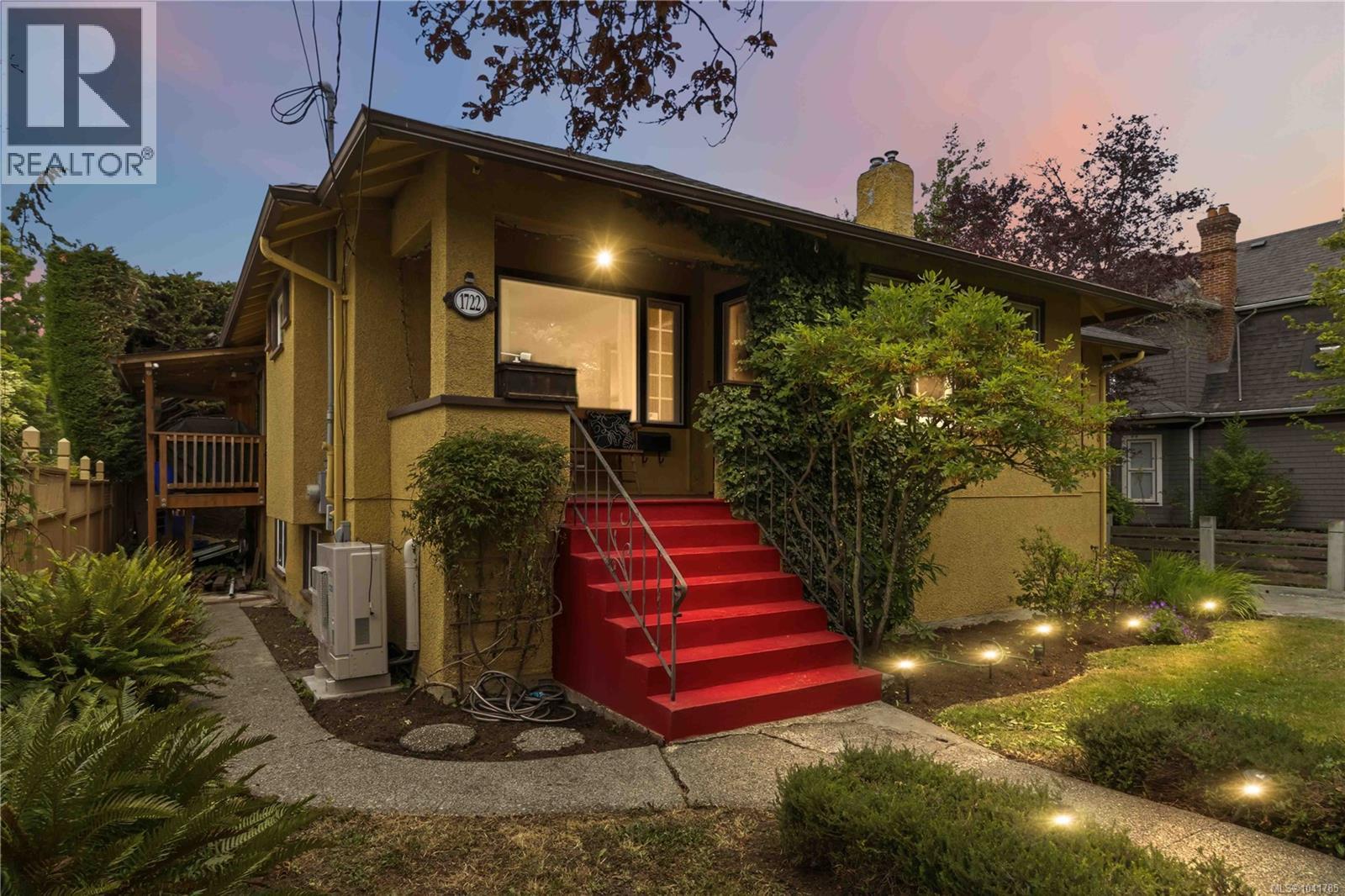 1722 Stanley Ave, Victoria, British Columbia  V8R 3W8 - Photo 2 - 1041785