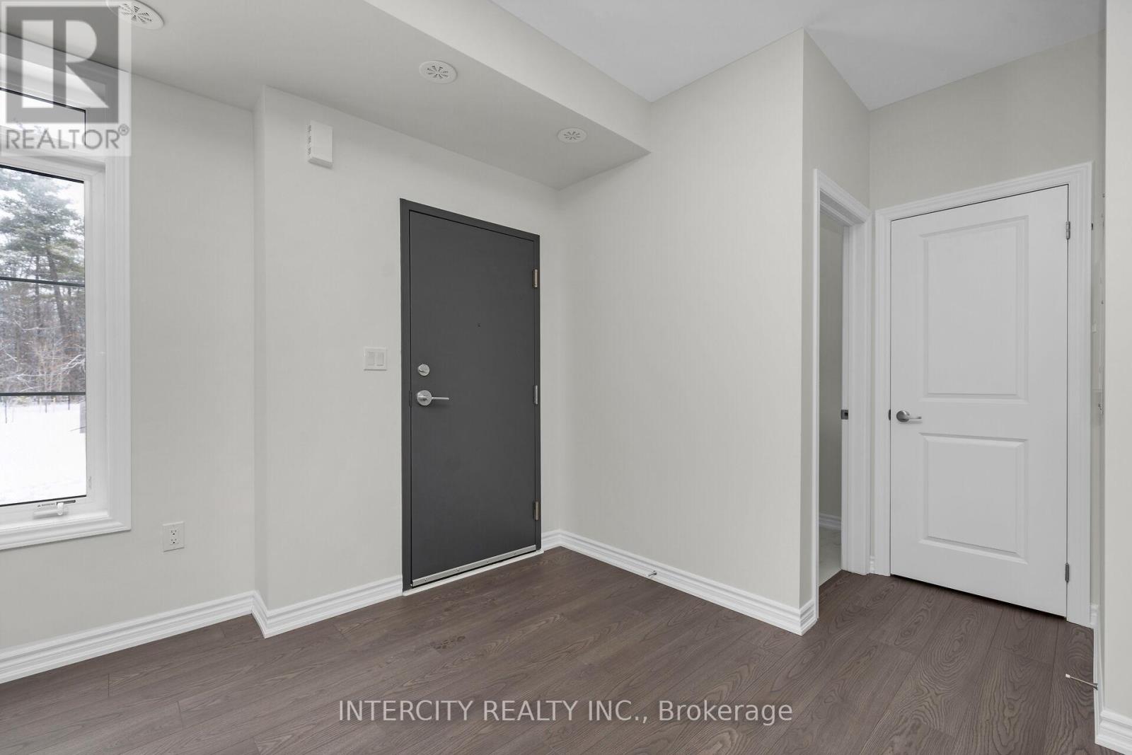 40z - 12 Savvy Lane, Caledon, Ontario  L7C 1Z9 - Photo 2 - W13502120