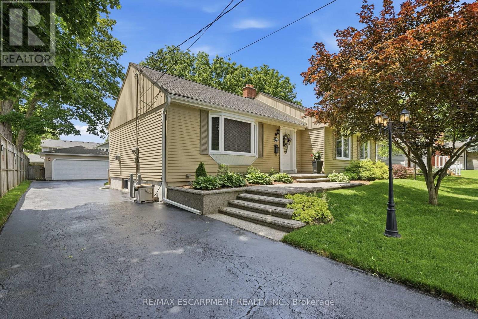 101 Victoria Street, Hamilton, Ontario  L9H 2C1 - Photo 2 - X13502192