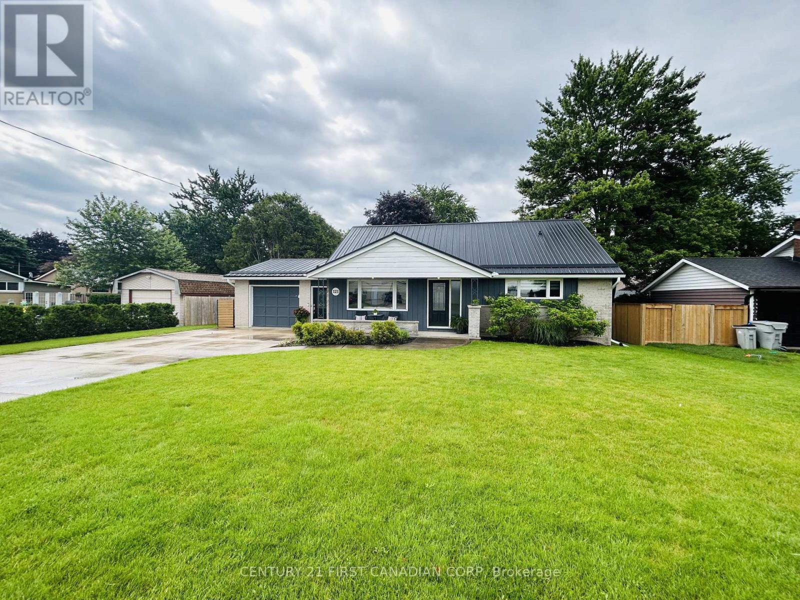 121 Wellington Street W, South Huron, Ontario  N0M 1S2 - Photo 1 - X13502414
