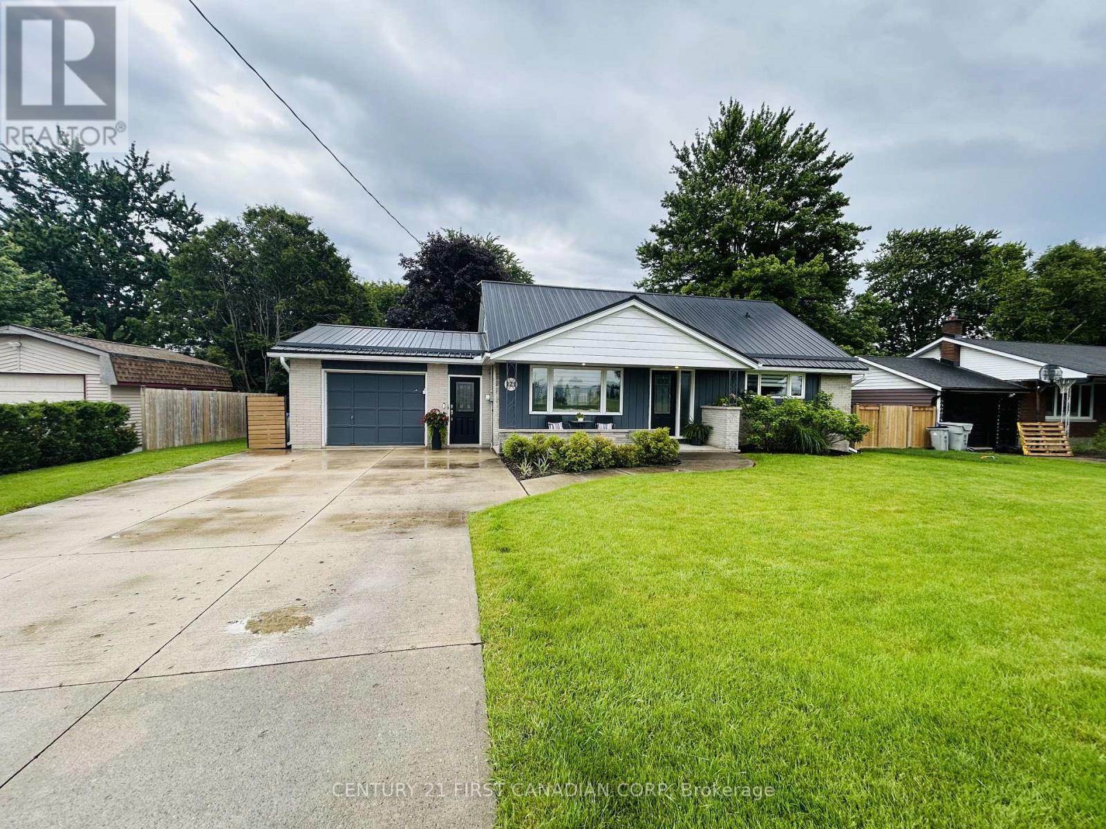 121 Wellington Street W, South Huron, Ontario  N0M 1S2 - Photo 2 - X13502414