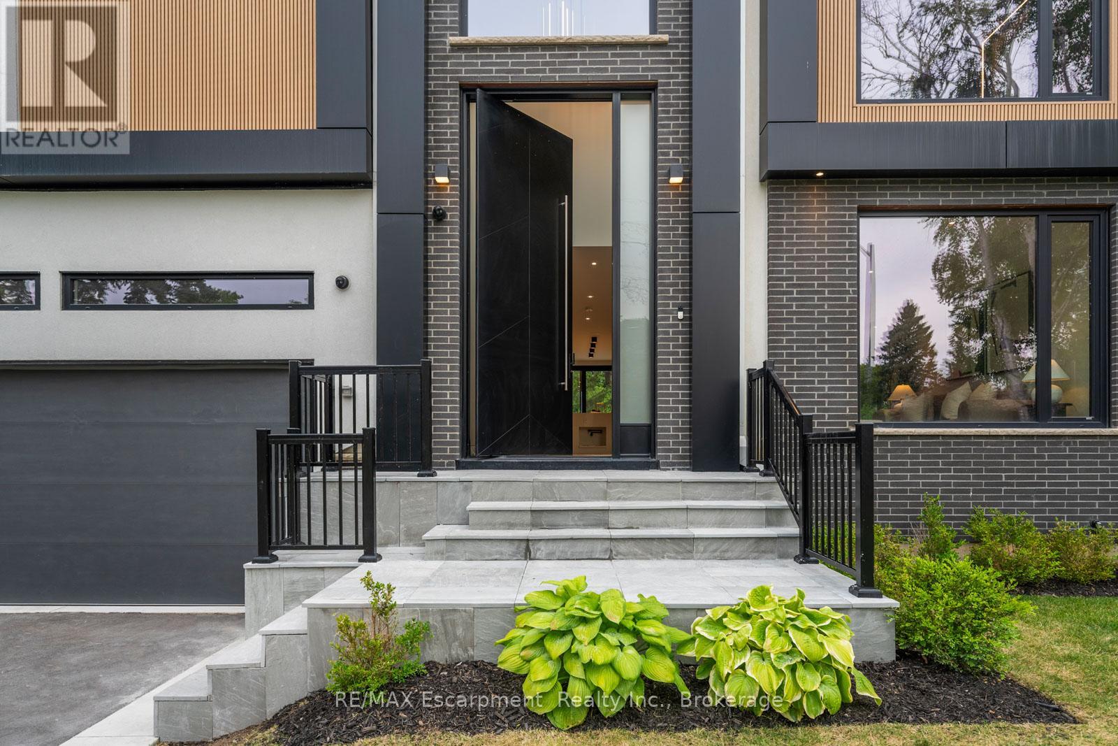 298 Strathcona Drive, Burlington, Ontario  L7L 2E1 - Photo 3 - W13502246