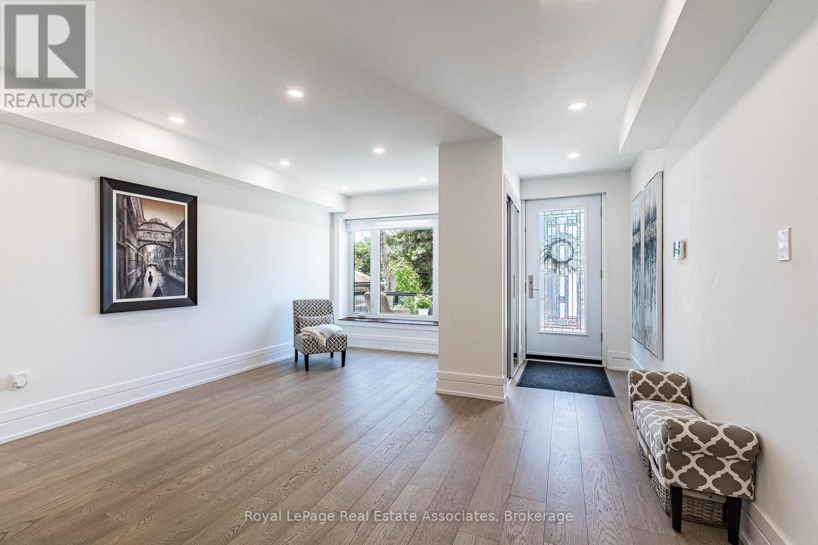 1071 Westmount Avenue, Mississauga, Ontario  L5E 1X5 - Photo 4 - W13502462