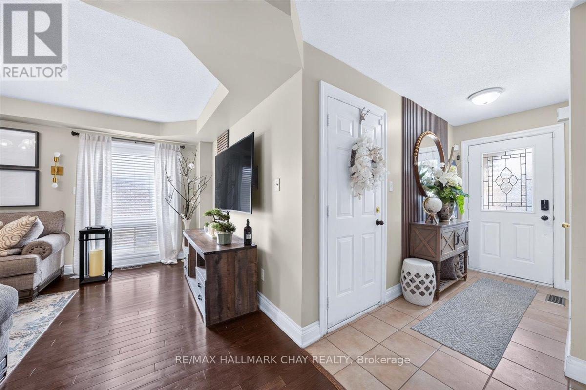 551 Pelletier Court, Newmarket, Ontario  L3X 2N5 - Photo 4 - N13502732