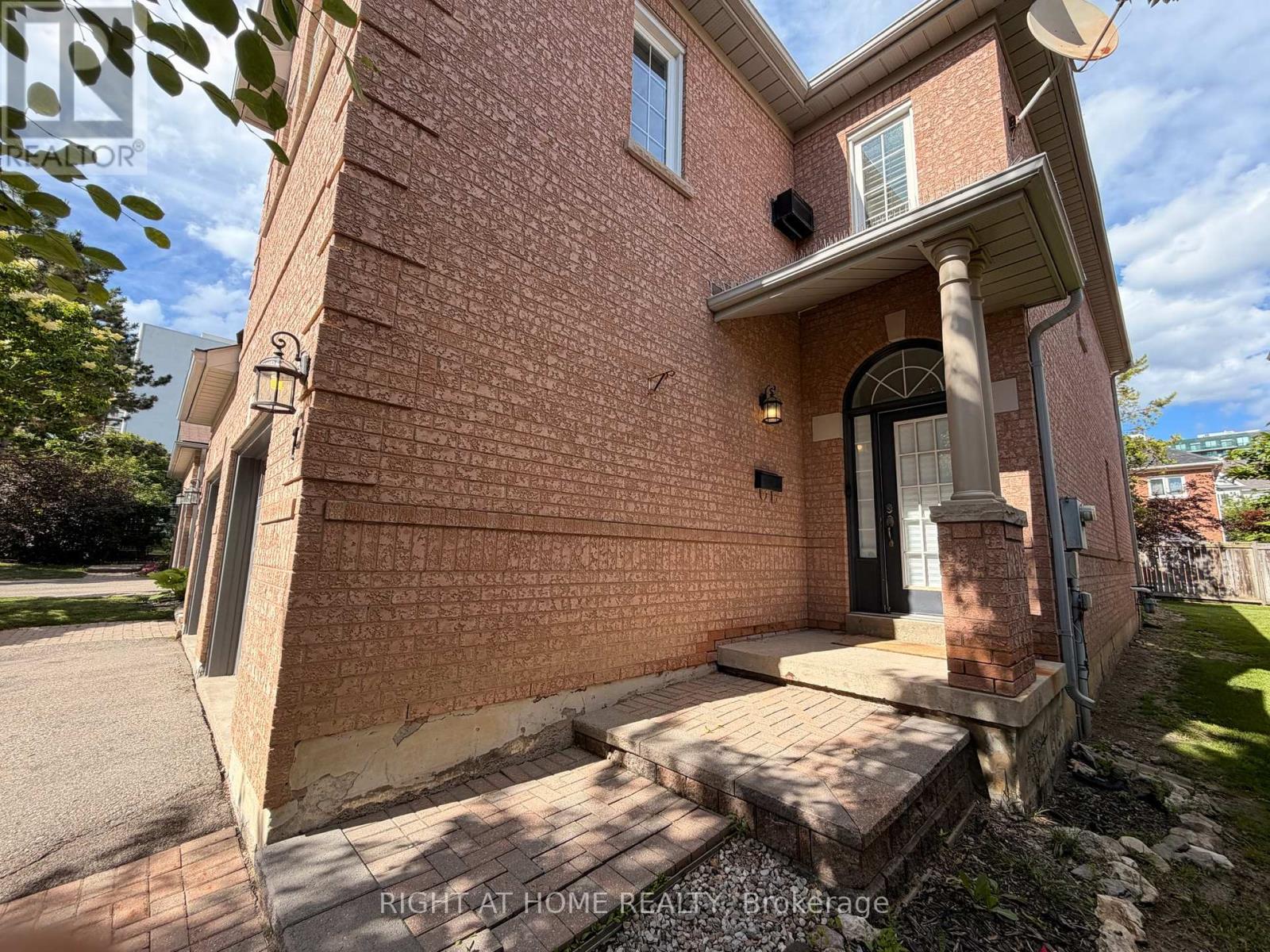 7 - 2 Mary Gapper Crescent, Richmond Hill, Ontario  L4C 0J4 - Photo 2 - N13502798