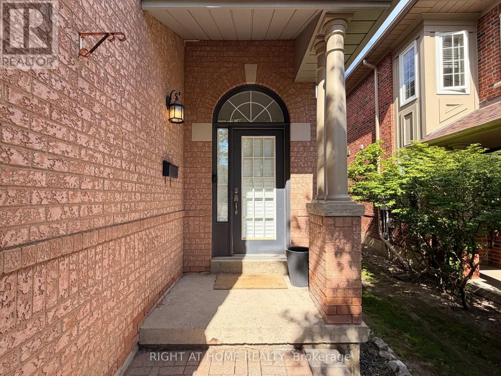 7 - 2 Mary Gapper Crescent, Richmond Hill, Ontario  L4C 0J4 - Photo 3 - N13502798