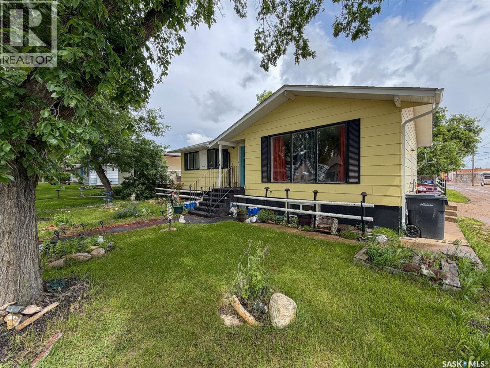 336 2nd Street W, Shaunavon, Saskatchewan  S0N 2M0 - Photo 2 - SK041031