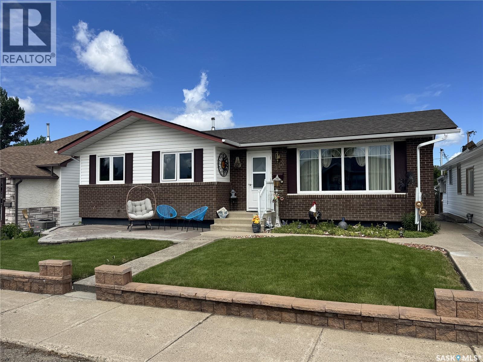 313 5th Avenue W, Biggar, Saskatchewan  S0K 0M0 - Photo 1 - SK040952