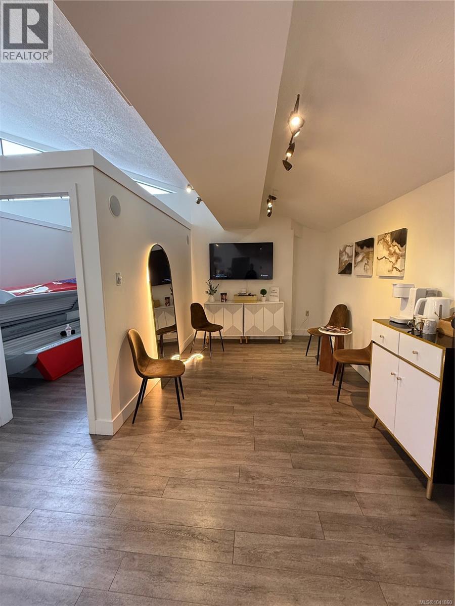 605 3991 Quadra St, Saanich, British Columbia  V8X 1J8 - Photo 4 - 1041860