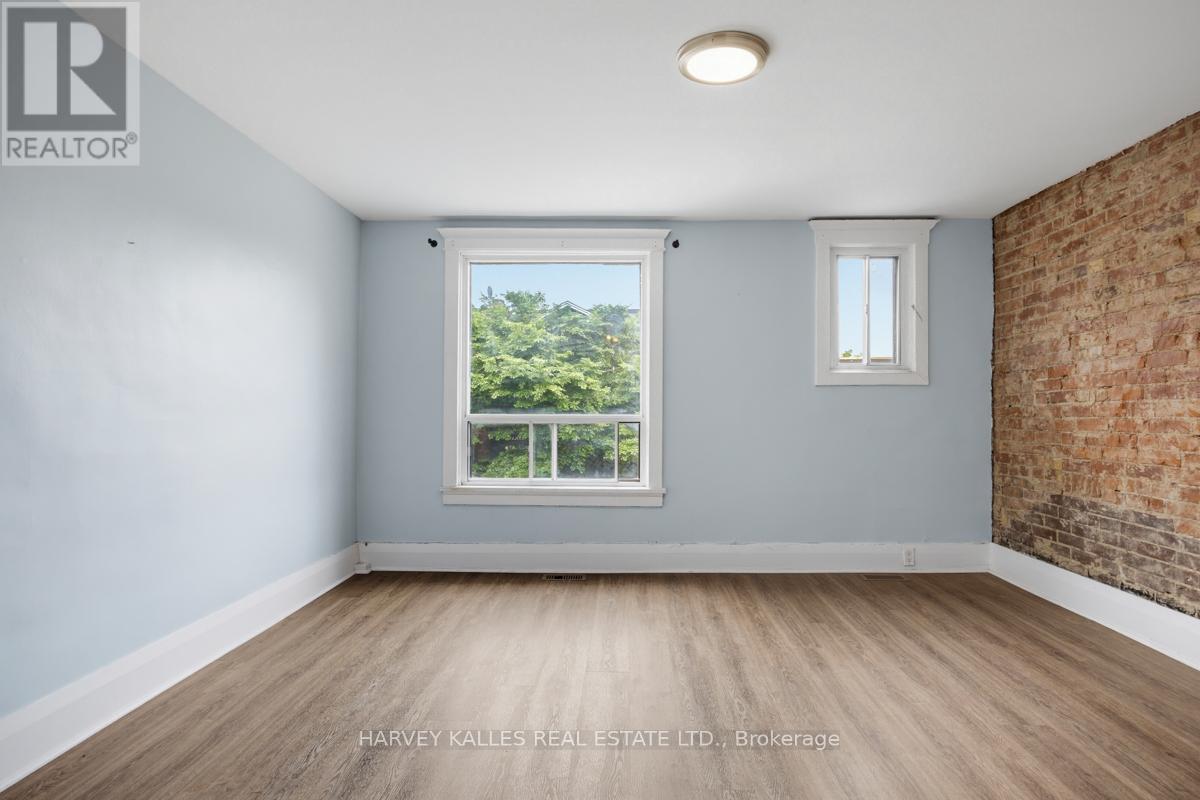 Upper - 914 Bloor Street W, Toronto, Ontario  M6H 1L1 - Photo 2 - W13503082