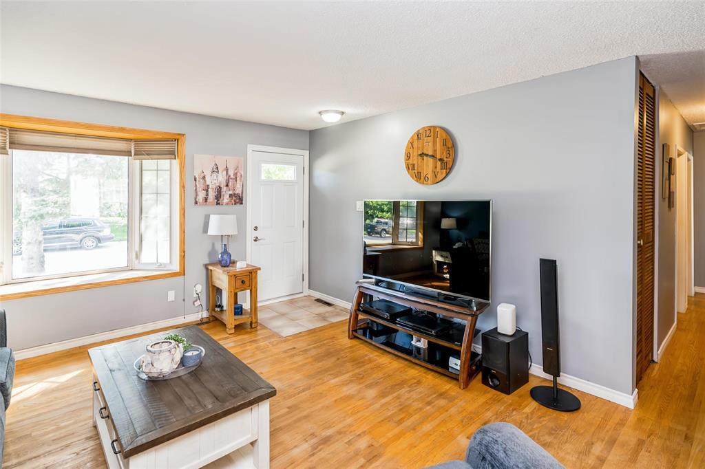 11 Lochmoor Avenue, Winnipeg, Manitoba  R2J 1P7 - Photo 3 - 202615278