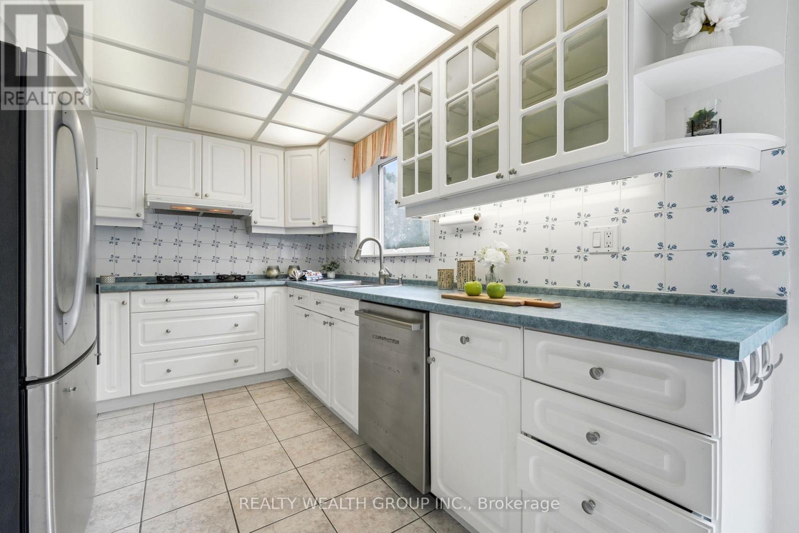 23 Pipers Green Avenue, Toronto, Ontario  M1S 3J9 - Photo 7 - E13503240