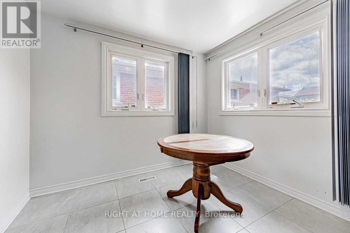 9 Chalet (Upper) Road, Toronto, Ontario  M2J 3V4 - Photo 7 - C13440460