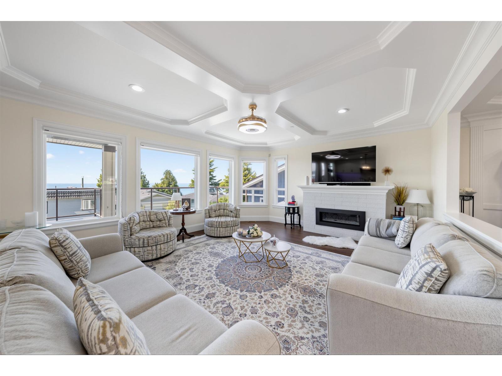 15354 Royal Avenue, White Rock, British Columbia  V4B 1M8 - Photo 2 - R3141039