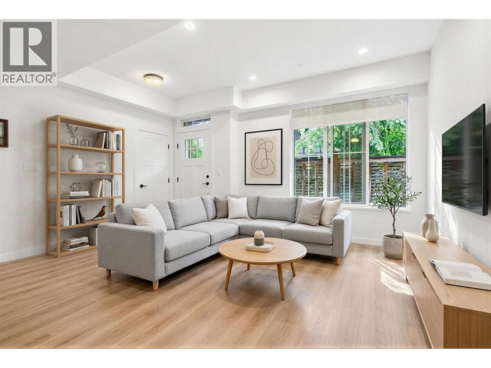 6 237 RIDGEWAY AVENUE, North Vancouver, British Columbia