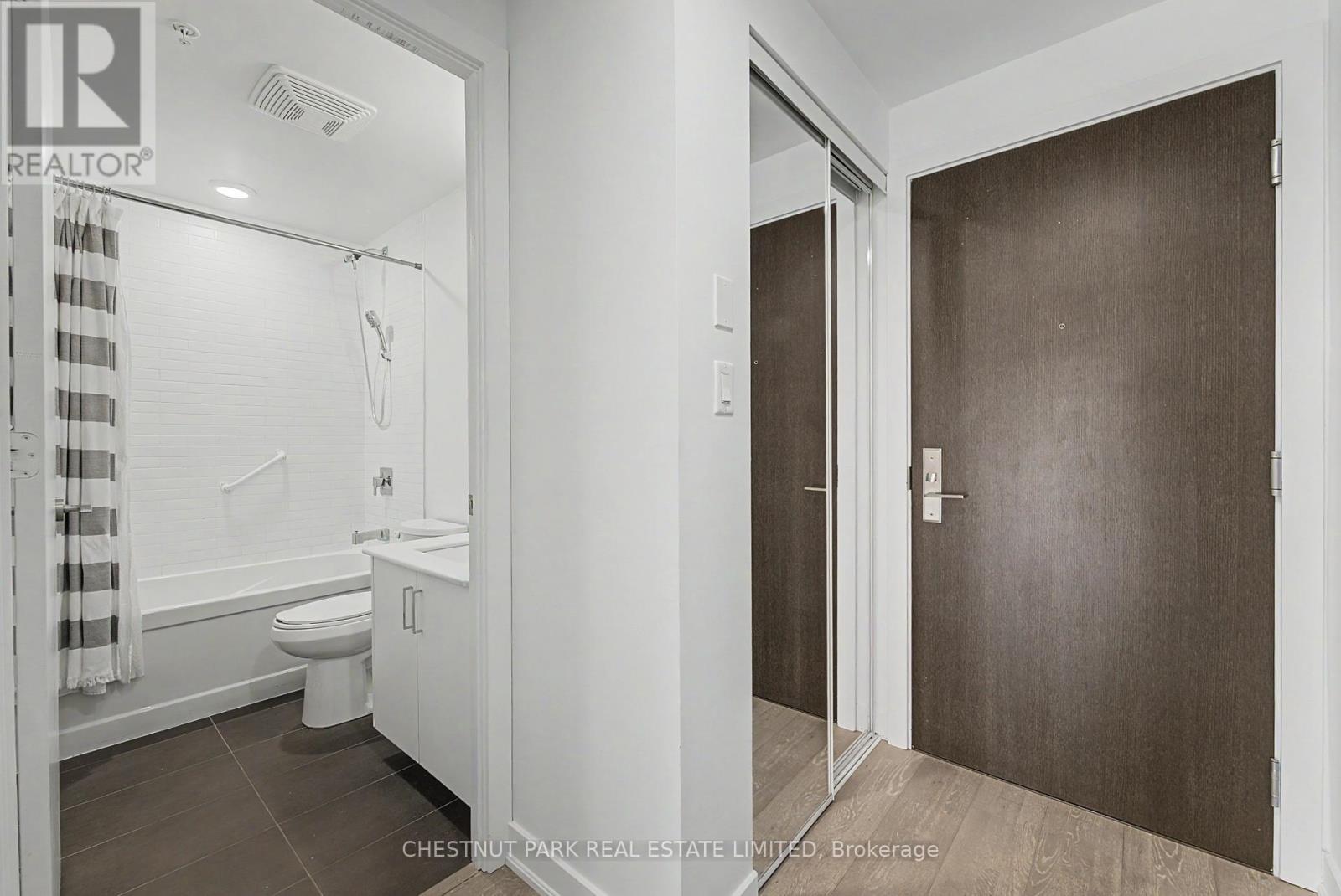 Lph3 - 1960 Queen Street E, Toronto, Ontario  M4L 1H8 - Photo 3 - E13503436