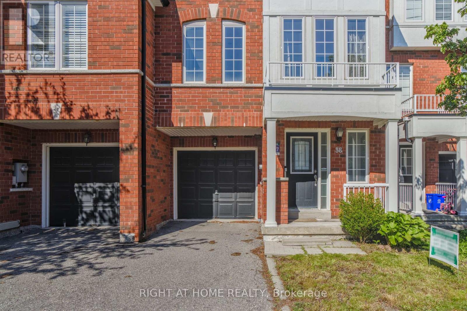 38 Warrington Way, Markham, Ontario  L6C 0B8 - Photo 2 - N13503428