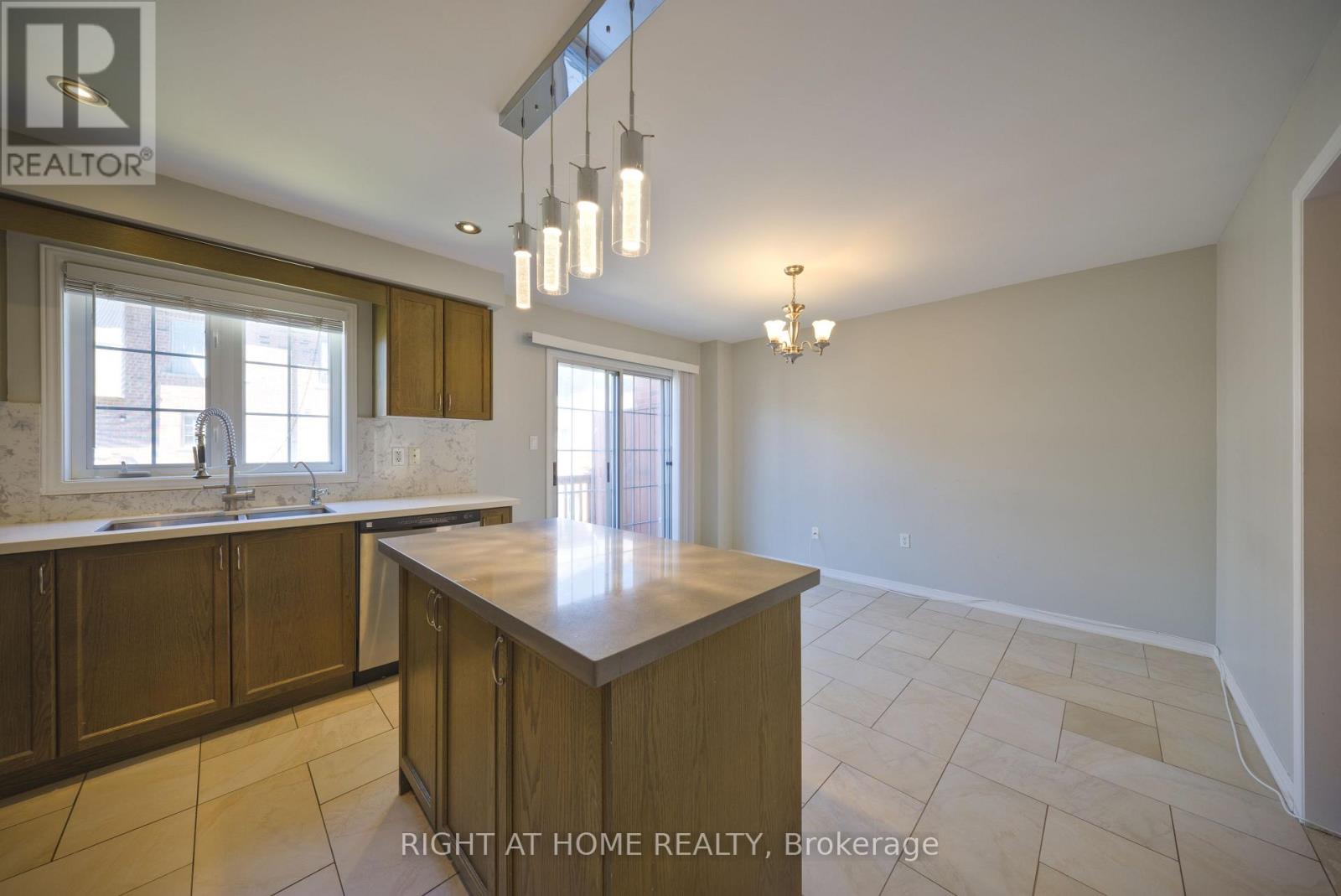 38 Warrington Way, Markham, Ontario  L6C 0B8 - Photo 9 - N13503428