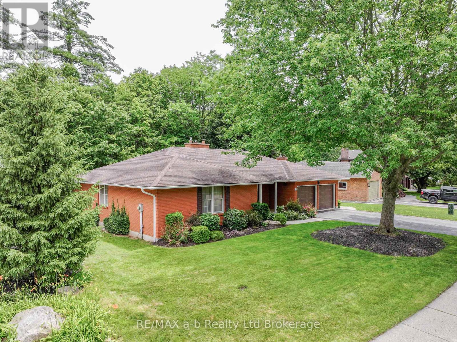 47 Allen Street, Tillsonburg, Ontario  N4G 4V7 - Photo 2 - X13504028