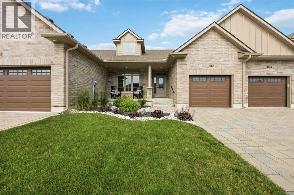 102 Leneve Street, Lambton Shores photo 2