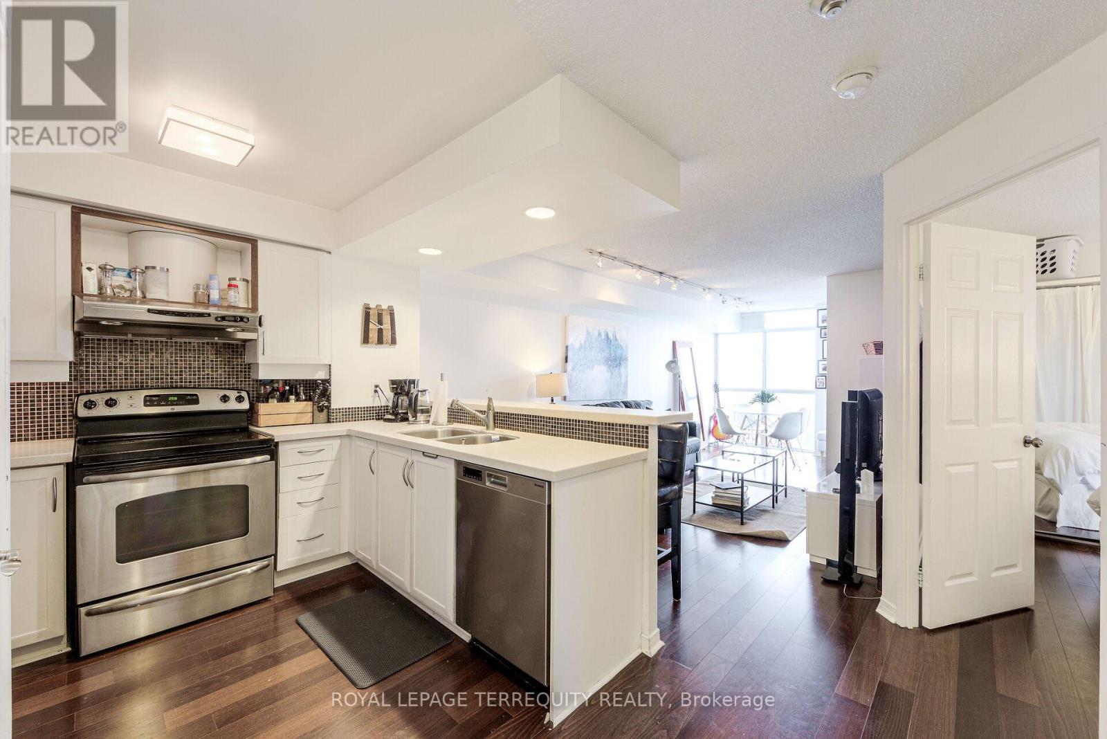 #1018 - 801 King Street W, Toronto, Ontario  M5V 1N4 - Photo 6 - C13502778