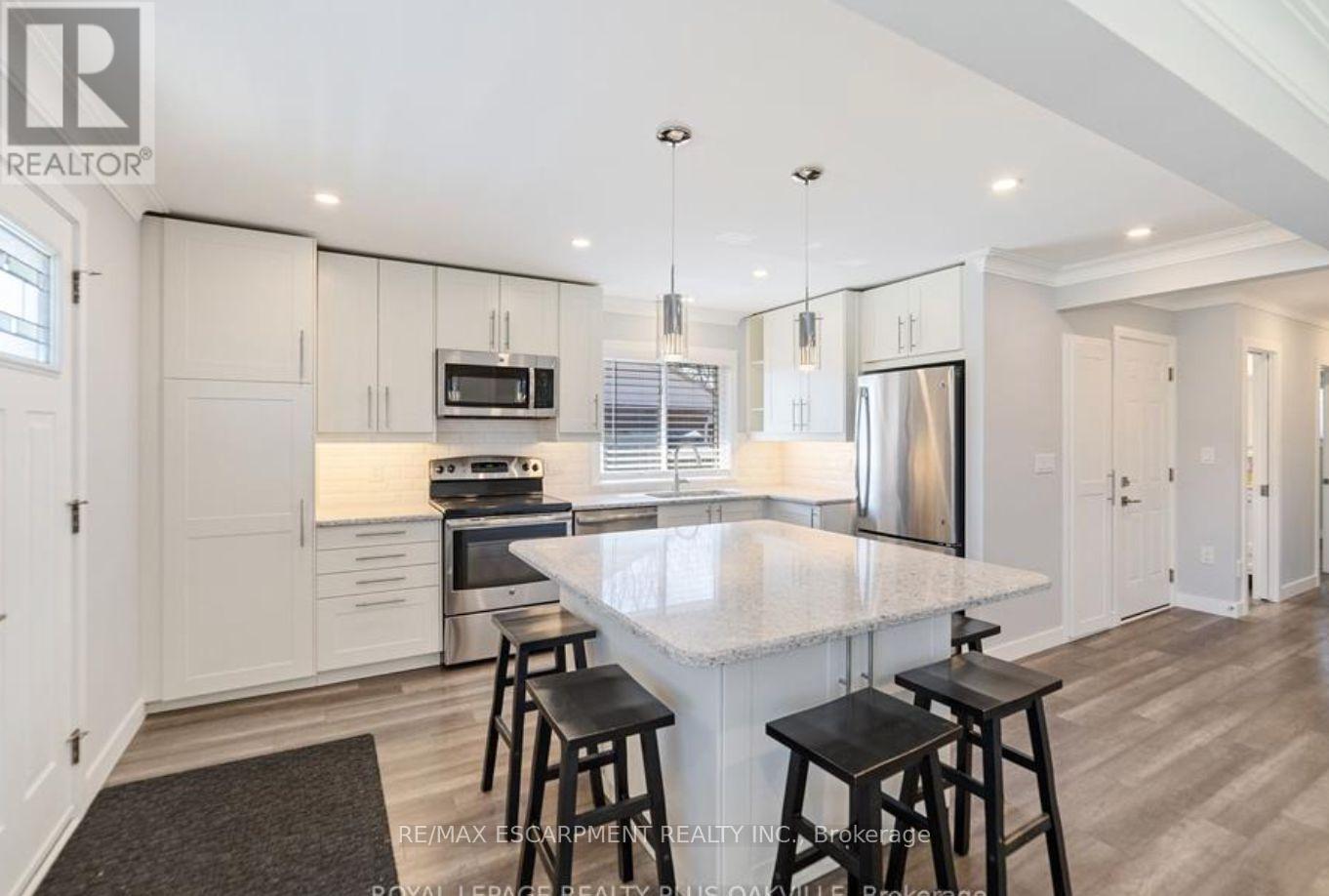UPPER UNIT - 1266 ROYAL DRIVE W, Burlington, Ontario