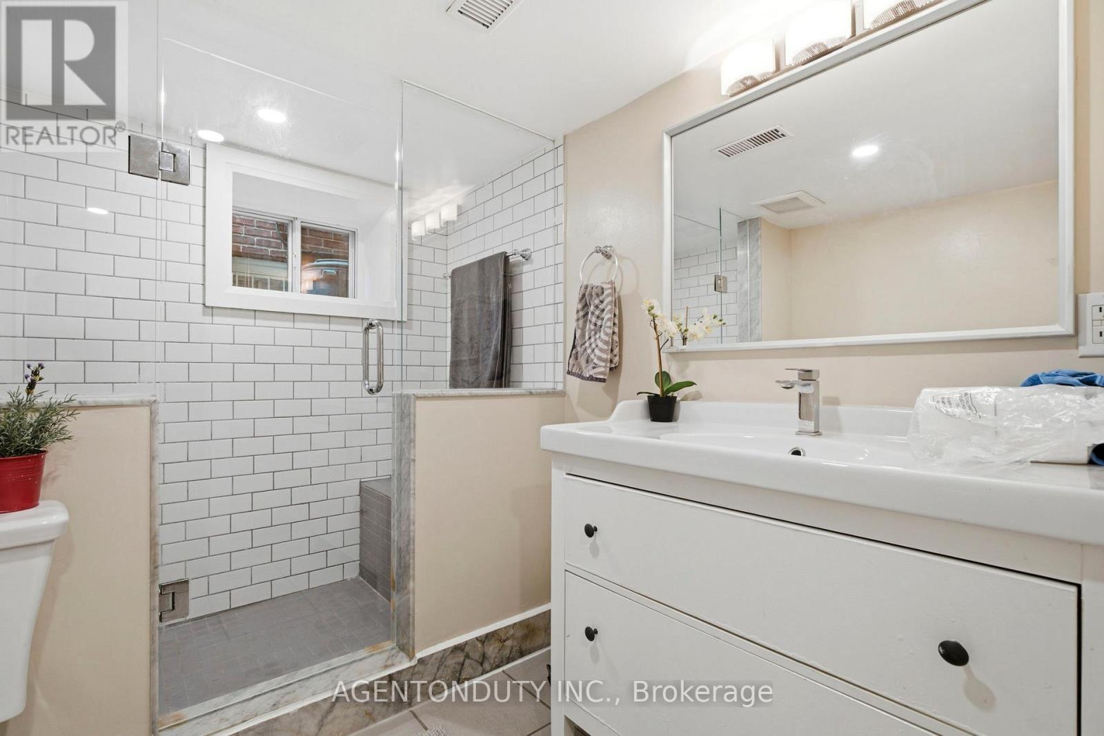 200 St Helen's Avenue, Toronto, Ontario  M6H 4A1 - Photo 34 - C13504394