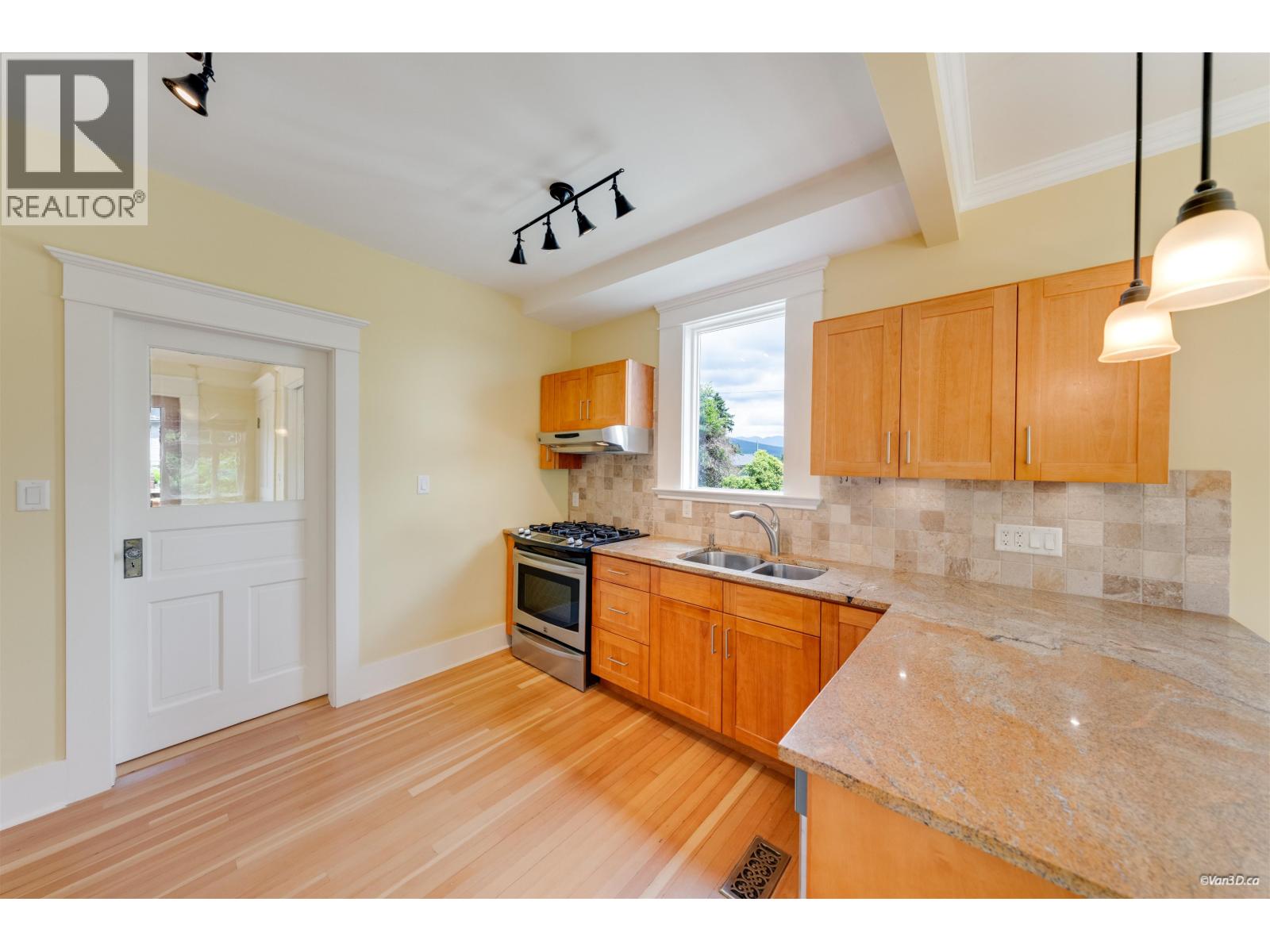 848 E 6th Street, North Vancouver, British Columbia  V7L 1R7 - Photo 13 - R3140918